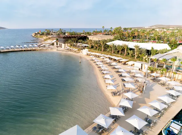 Biblos Resort Alaçatı'nın koydaki özel plajı, havadan görünüm