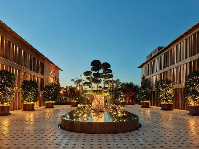 Akşam ışıklarıyla iç avlu