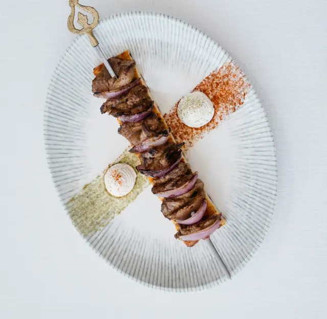 Şiş kebap sunumu