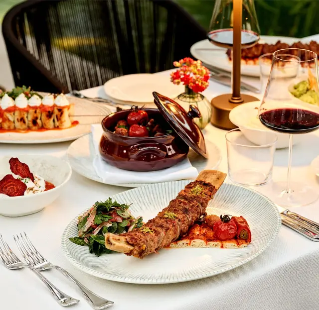 Kebap ve mezelerle kurulmuş akşam masası
