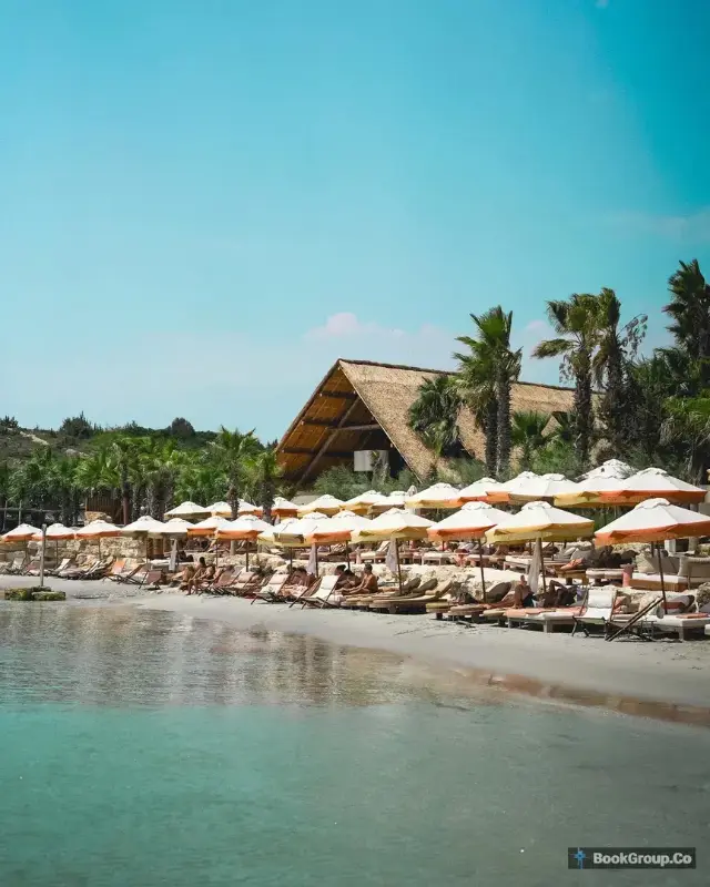Playa Tropical'ın kumsalı ve şemsiyeleri