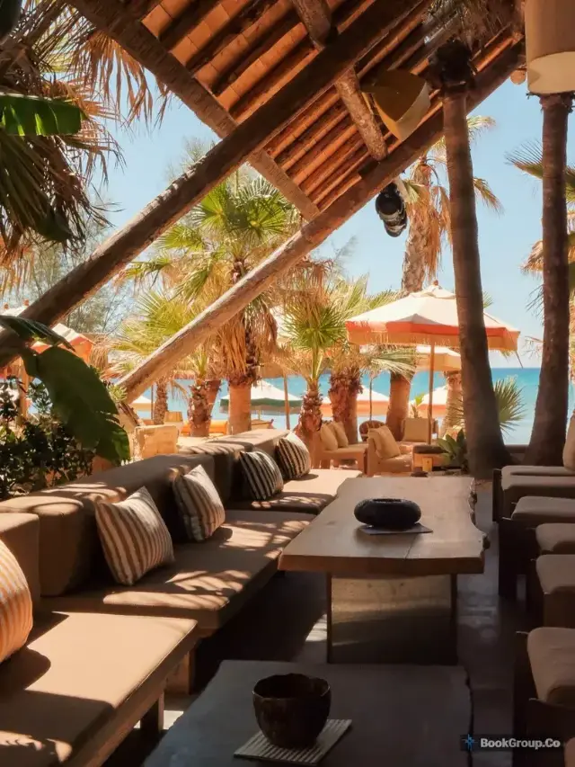 Gölgelikli lounge oturma alanı